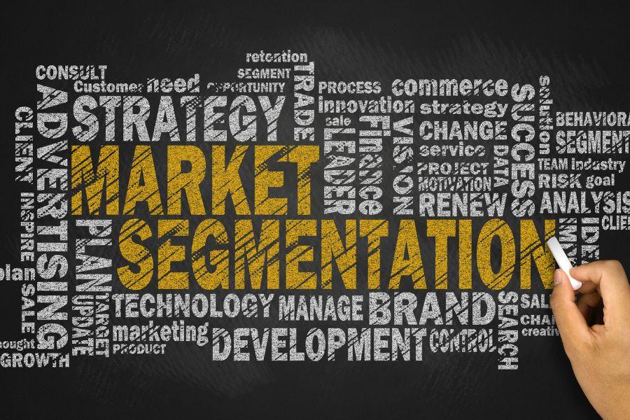 A segmentação de mercado é o processo de dividir um amplo mercado-alvo em subgrupos de consumidores com características, necessidades e comportamentos semelhantes.
